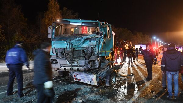 Сотрудники ДПС и спасатели на месте столкновения автобуса с фурой в Чувашии