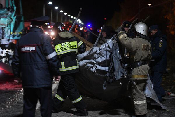 Сотрудники полиции и спасатели на месте столкновения автобуса с фурой в Чувашии