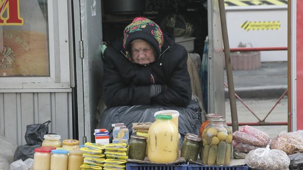 Пожилая женщина торгует на улице в Киеве. Архивное фото