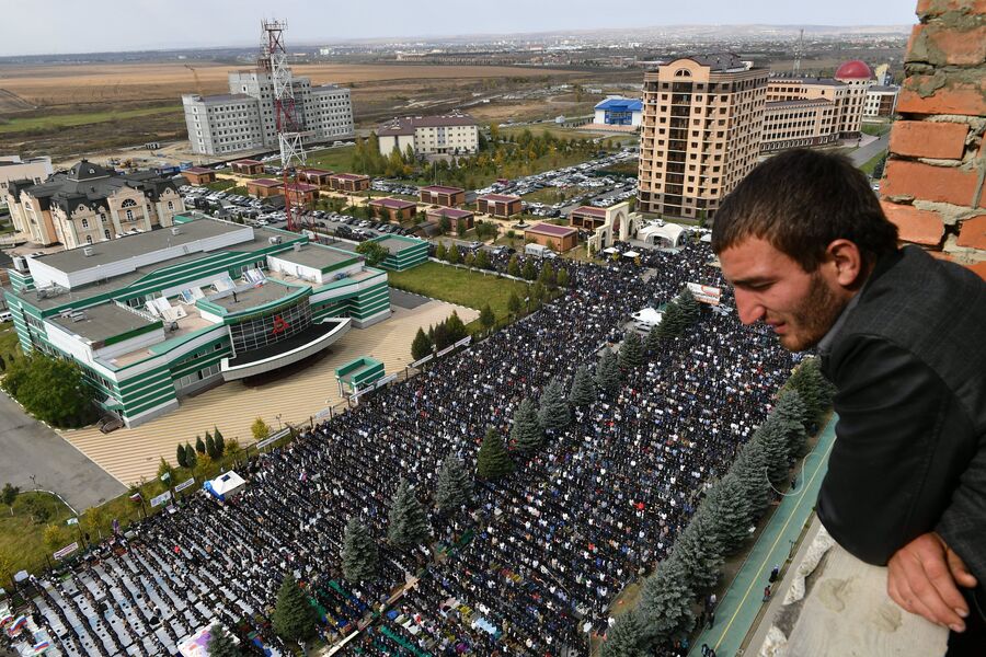 Верующие во время пятничной молитвы на проспекте Идриса Зязикова в Магасе