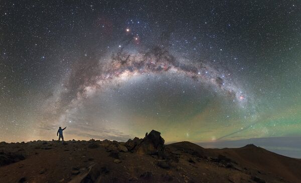 Млечный Путь над Паранальской обсерваторией в пустыне Атакама, Чили
