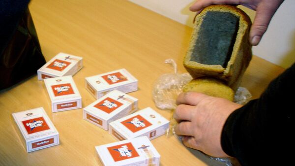 Обнаружение сигарет в буханке хлеба на таможне в Эстонии