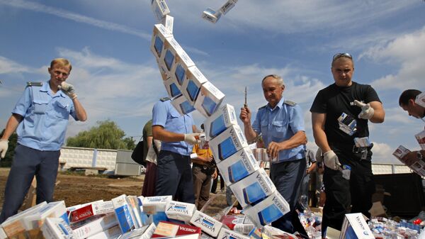 Сотрудники таможенной службы Беларуси готовят контрабандные сигареты к уничтожению