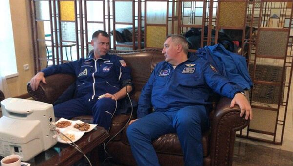 Астронавт Ник Хейг и генеральный директор Роскосмоса Дмитрий Рогозин в Жезказгане. 11 октября 2018