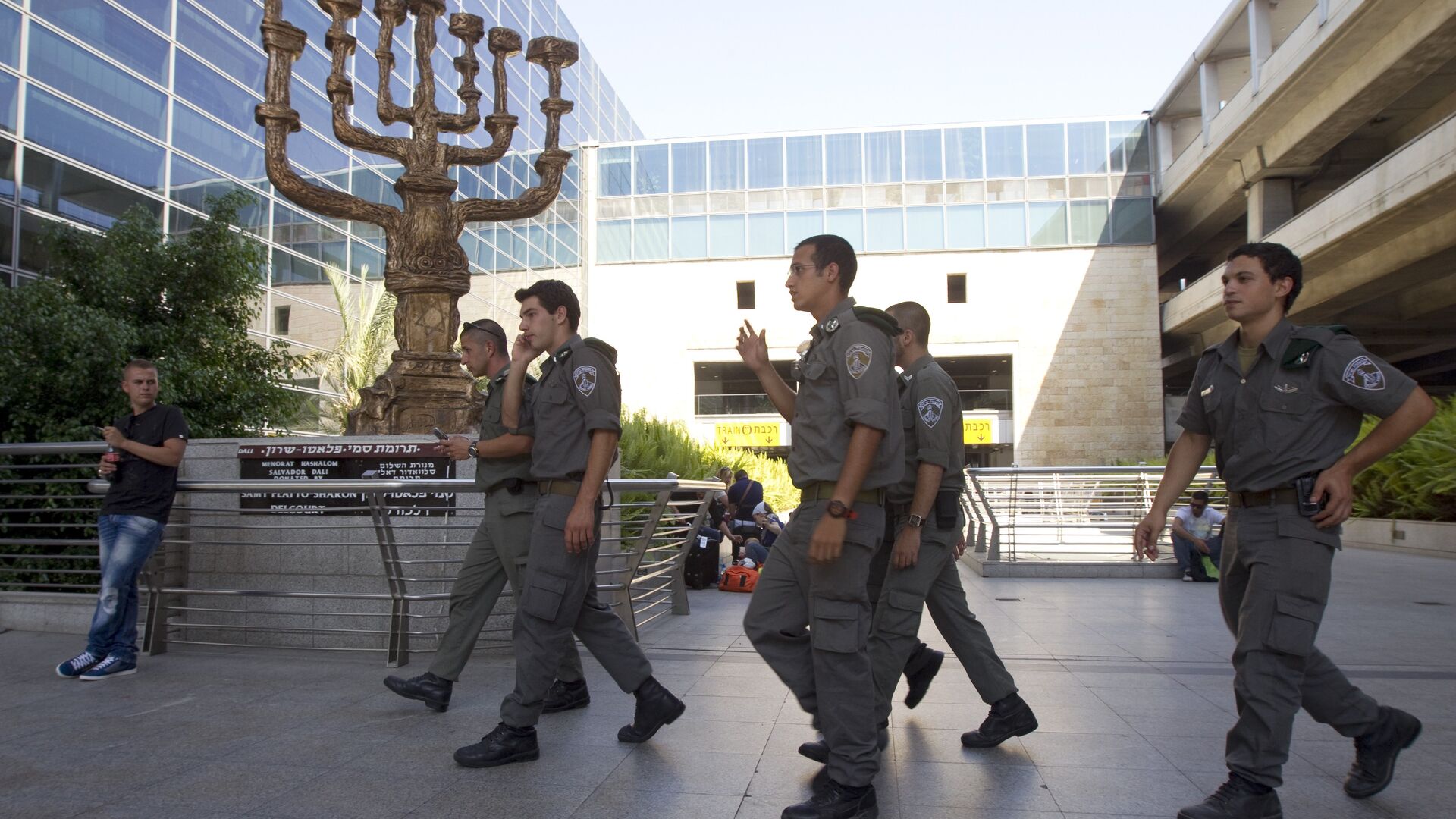 Полиция и пограничные службы Израиля в аэропорту Бен-Гурион в Тель-Авиве - РИА Новости, 1920, 04.05.2019