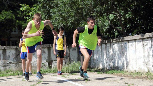 Школьники во время сдачи нормативов ГТО по физической подготовке