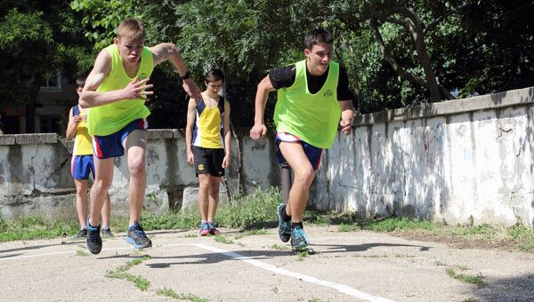 Школьники во время сдачи нормативов ГТО по физической подготовке