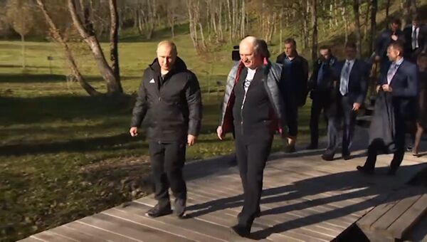 Лукашенко угостил Путина целебной водой и прокатил по своей малой родине
