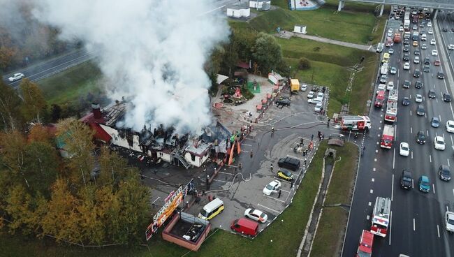 Вид с квадрокоптера на последствия возгорания в здании ресторана на 56-м километре МКАД в Москве. 13 октября 2018