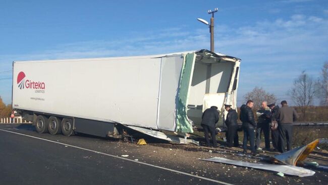 На месте ДТП с автофургоном в Смоленской области. 13 октября 2018