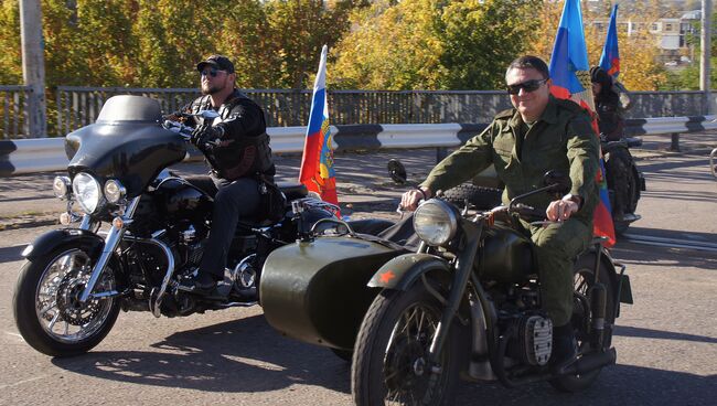 Врио главы ЛНР Леонид Пасечник с президентом отделения Донбасс мотоклуба Ночные волки Виталием Кишкиновым на мотопробеге, посвященном закрытию мотосезона в ЛНР. 13 октября 2018