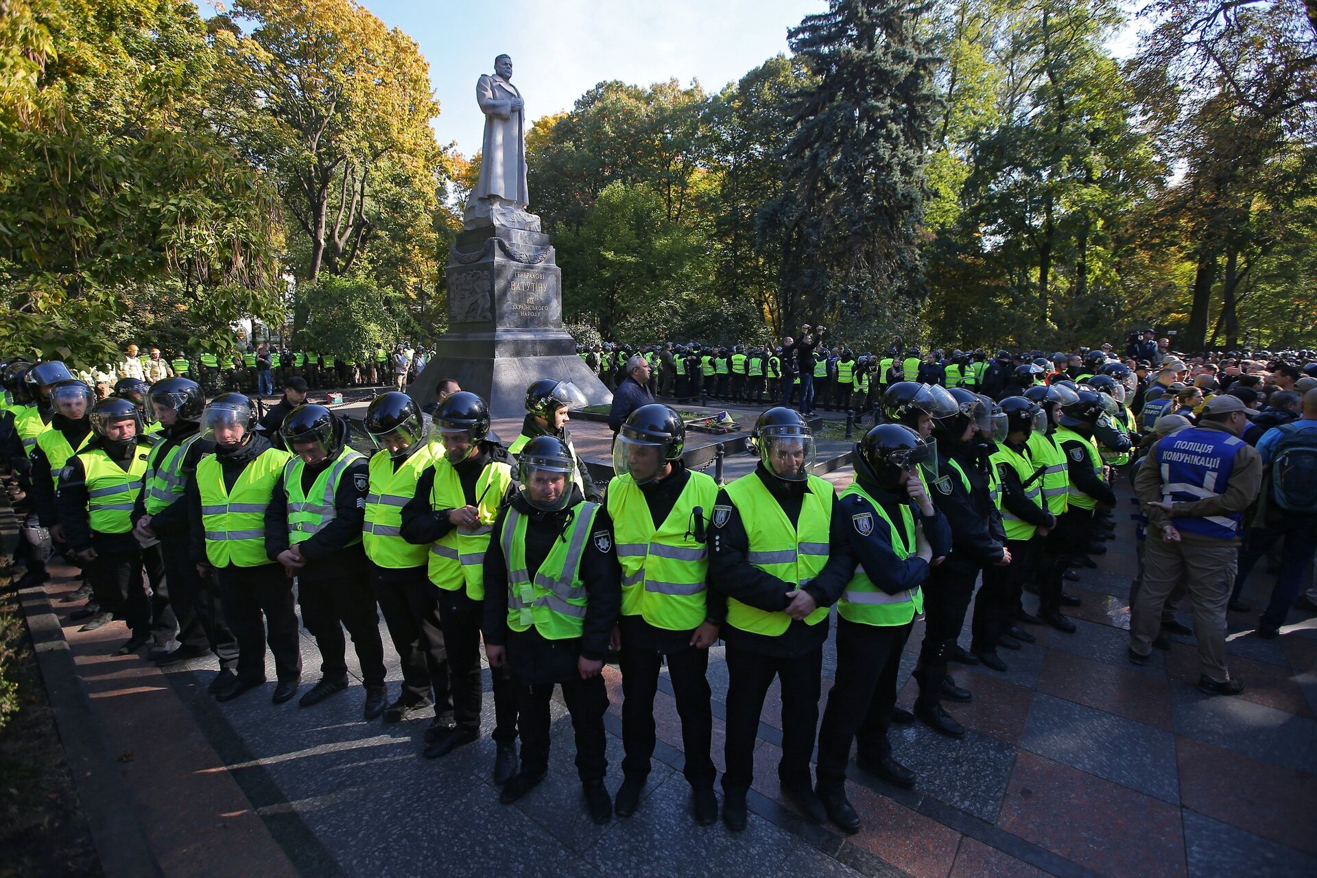 Сотрудники правоохранительных органов в оцеплении вокруг памятника генералу Ватутину в Мариинском парке Киева. 14 октября 2018 - РИА Новости, 1920, 08.07.2022