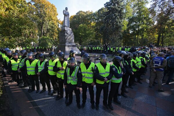 Сотрудники правоохранительных органов в оцеплении вокруг памятника генералу Ватутину в Мариинском парке Киева. 14 октября 2018 Сотрудники правоохранительных органов в оцеплении вокруг памятника генералу Ватутину в Мариинском парке Киева. 14 октября 2018