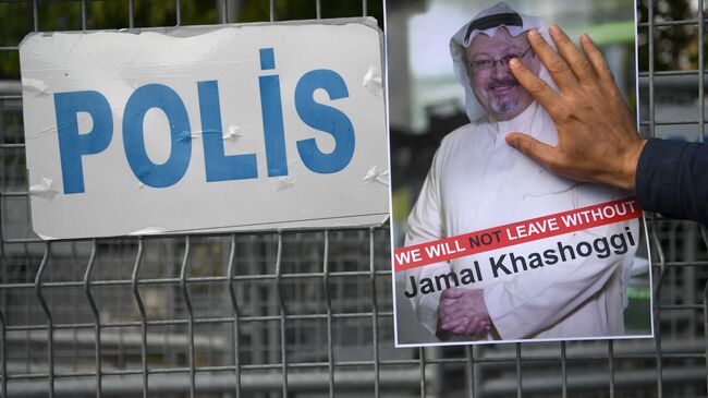 Участник акции протеста с портретом саудовского журналиста Джамаля Хашукджи у здания консульства Саудовской Аравии в Стамбуле. Архивное фото