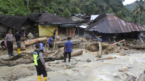Последствия оползней и проливных дождей в Индонезии