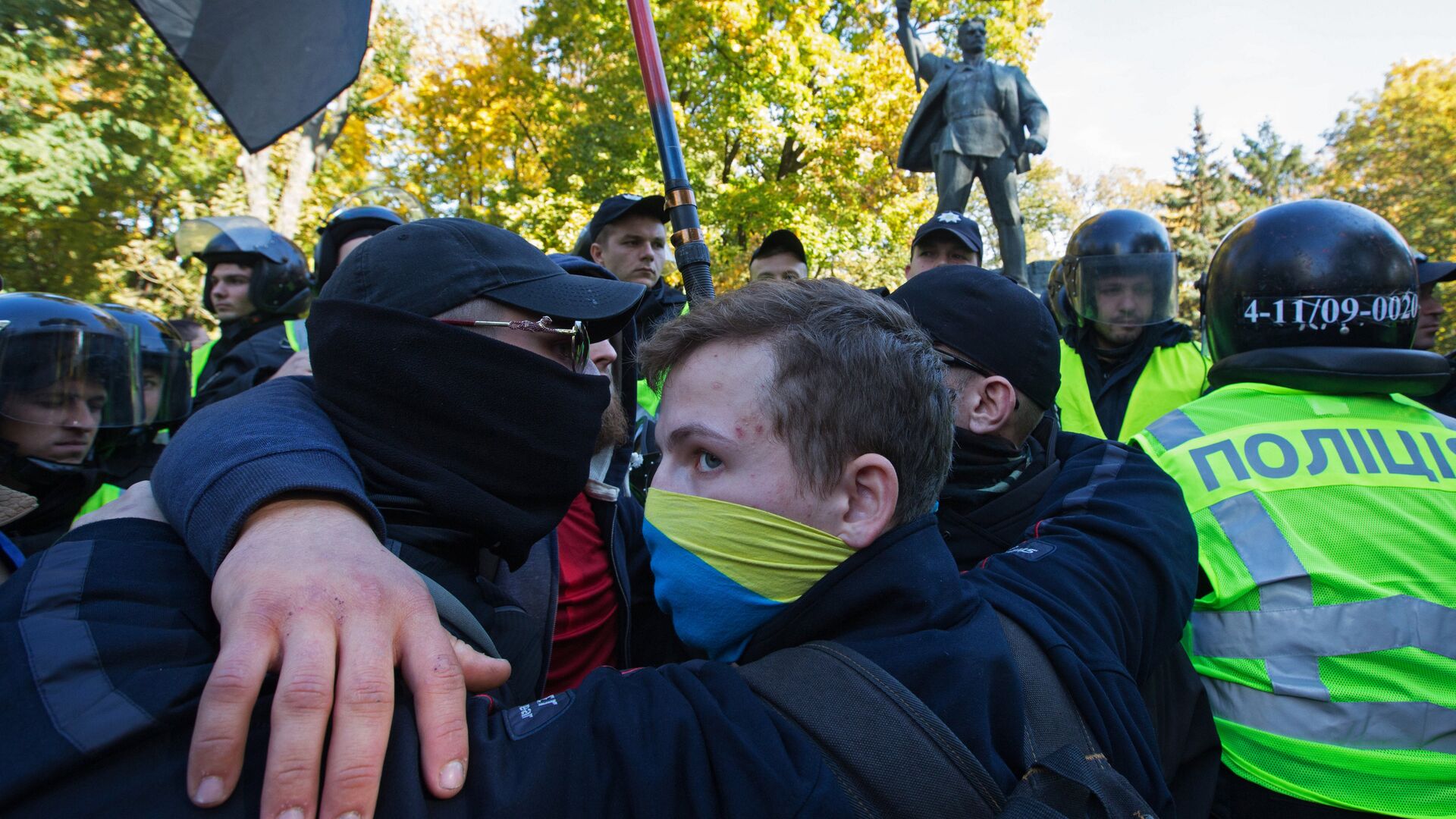 Радикалы и сотрудники правоохранительных органов у памятника участникам январского вооруженного восстания 1918 года в Мариинском парке Киева. 14 октября 2018 - РИА Новости, 1920, 11.10.2021