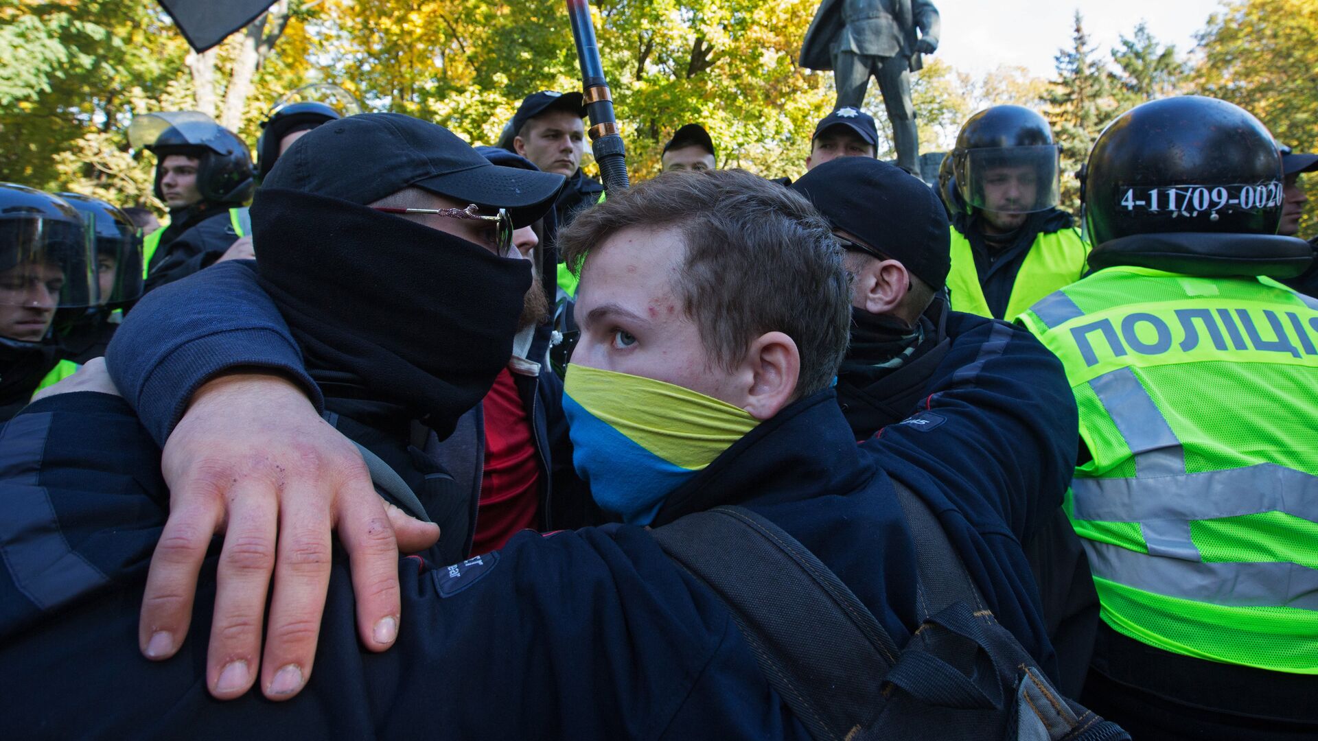 Радикалы и сотрудники правоохранительных органов у памятника участникам январского вооруженного восстания 1918 года в Мариинском парке Киева. 14 октября 2018 - РИА Новости, 1920, 11.10.2021