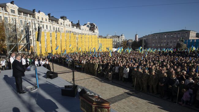 Президент Украины Петр Порошенко во время молебна по случаю ожидаемого решения о предоставлении автокефалии церкви на Украине. Архивное фото