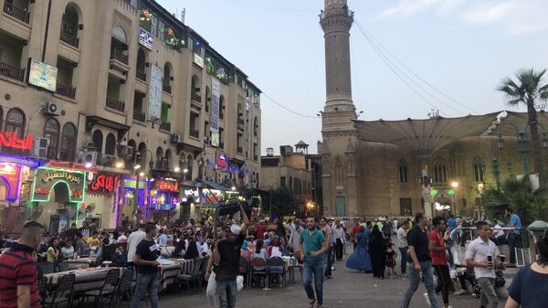 Местные жители и туристы в кафе на площади рядом со знаменитым историческим рынком Хан-эль-Халили в Каире