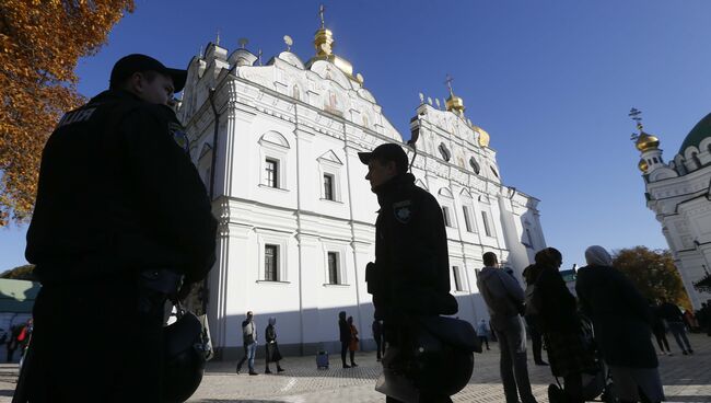 Сотрудники правоохранительных органов Украины у Киево-Печерской Лавры. 14 октября 2018