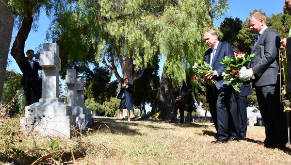 Посол РФ в США Анатолий Антонов возлагает цветы на могилы русских моряков на военном кладбище под Сан-Франциско