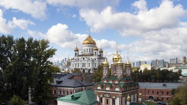 Храм Николая Чудотворца на Берсеневке в Москве. На втором плане слева - храм Христа Спасителя