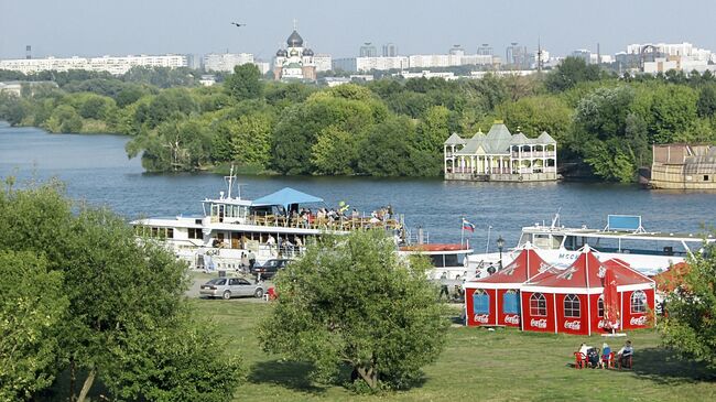 Прогулочный катер на пристани в музее-заповеднике Коломенское. Архивное фото