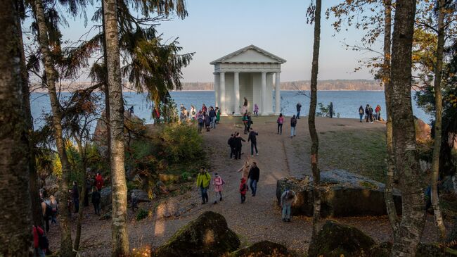 Храм Нептуна в скальном пейзажном парке Монрепо в Выборге. Архивное фото