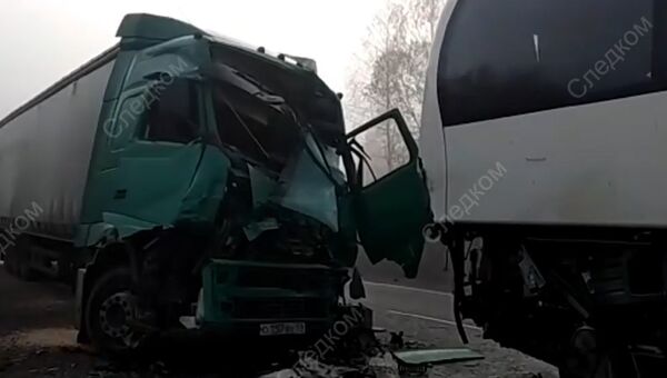 Последствия ДТП с участием автобуса и грузовика под Тверью. Архивное фото