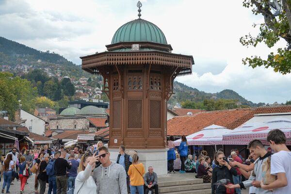 Турецкий Себиль - питьевой фонтанчик на площади Башчаршия на улице старого города в Сараево