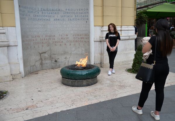 Девушки у Вечного огня - памятника военным и гражданским лицам, погибшим в Сараево во время Второй мировой войны