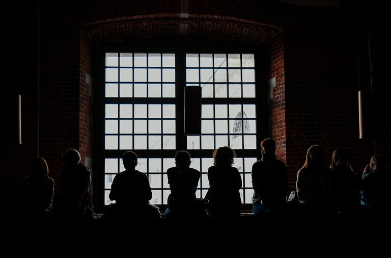 Добровольцы находятся со слушателями на протяжении всего спектакля, подают им разные элементы реквизита Добровольцы находятся со слушателями на протяжении всего спектакля, подают им разные элементы реквизита