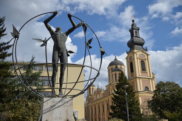 Памятник мультикультурному человеку и собор Рождества Пресвятой Богородицы в городе Сараево