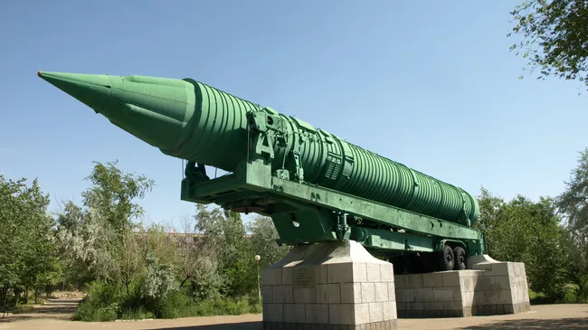 Межконтинентальная Баллистическая Ракета МР-УР-100 в городе Байконур в парке Мира