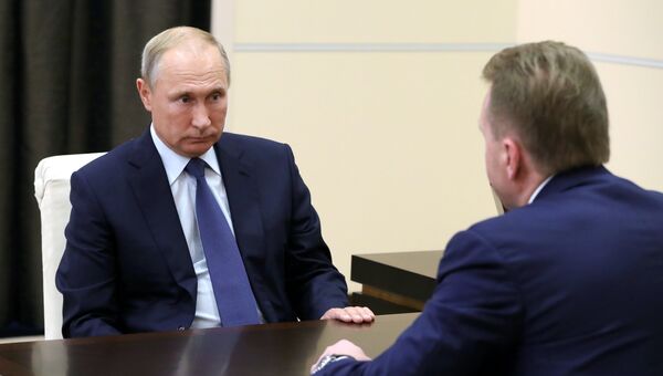 Президент РФ Владимир Путин и председатель Внешэкономбанка Игорь Шувалов во время встречи. 15 октября 2018