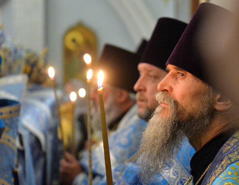 Священнослужители во время богослужения в Свято-Духовом кафедральном соборе в Минске