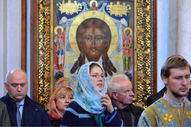 Верующие в Свято-Духовом кафедральном соборе в Минске, где проводит богослужение патриарх Московский и всея Руси Кирилл