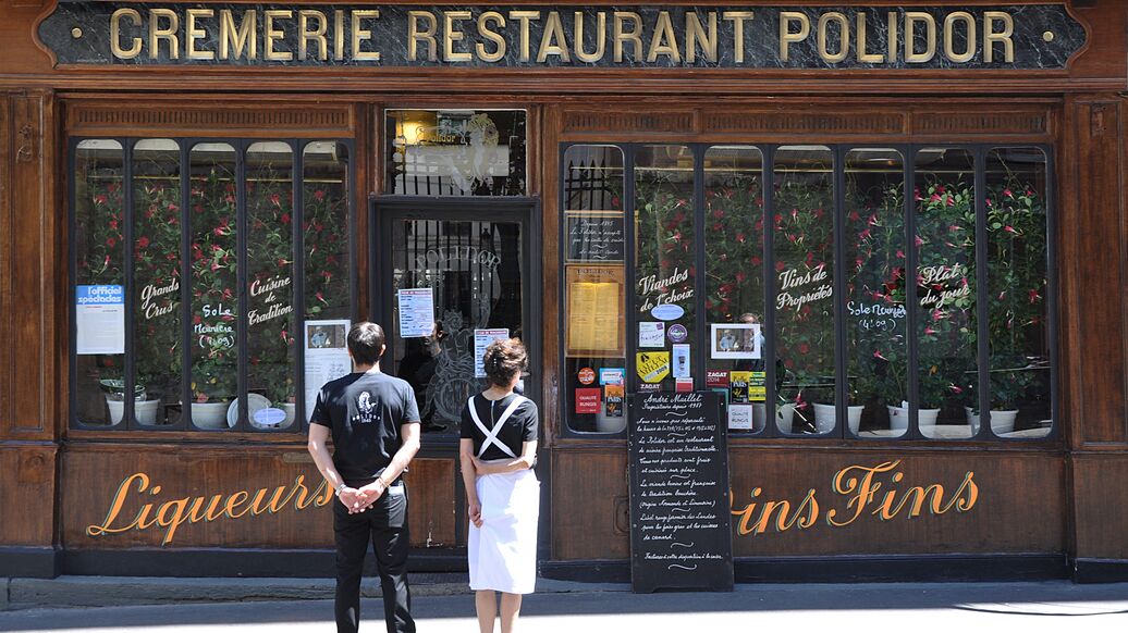 Посещаемость ресторанов во Франции упала из-за высоких цен