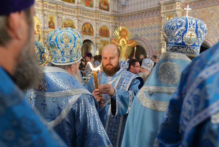 Священнослужители во время освящения Минского храма-памятника во имя Всех святых и в память о жертвах, спасению Отечества нашего послуживших (Всехсвятской церкви)