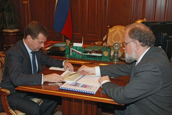 Президент России Дмитрий Медведев и глава Центризбиркома Владимир Чуров (слева направо) во время встречи в Кремле