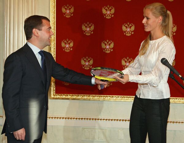 Президент РФ Дмитрий Медведев и олимпийская чемпионка Елена Дементьева