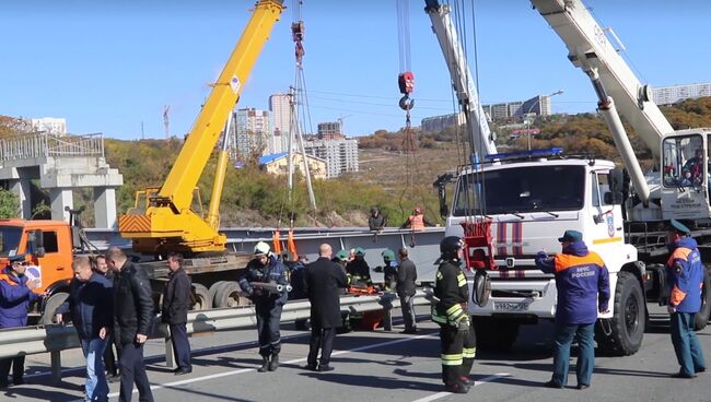 На месте обрушения пешеходного виадука во Владивостоке. 16 октября 2018