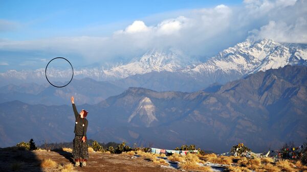 Девушка с хулахупом на смотровой площадке Пунхилл в Непале
