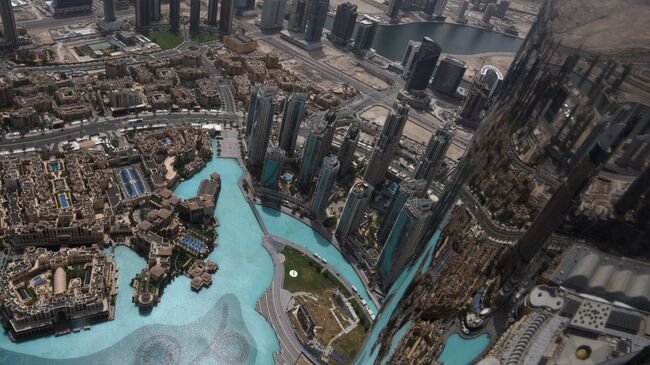 Вид на музыкальный фонтан Дубай со смотровой площадки небоскреба Бурдж Халифа