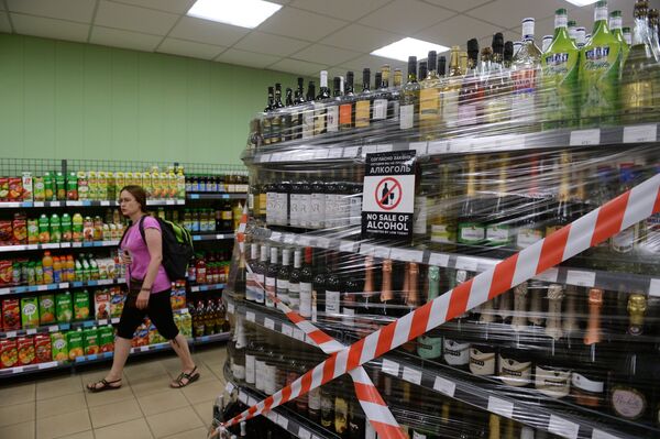 Стеклянные бутылки с алкоголем на витрине магазина в Волгограде Стеклянные бутылки с алкоголем на витрине магазина в Волгограде