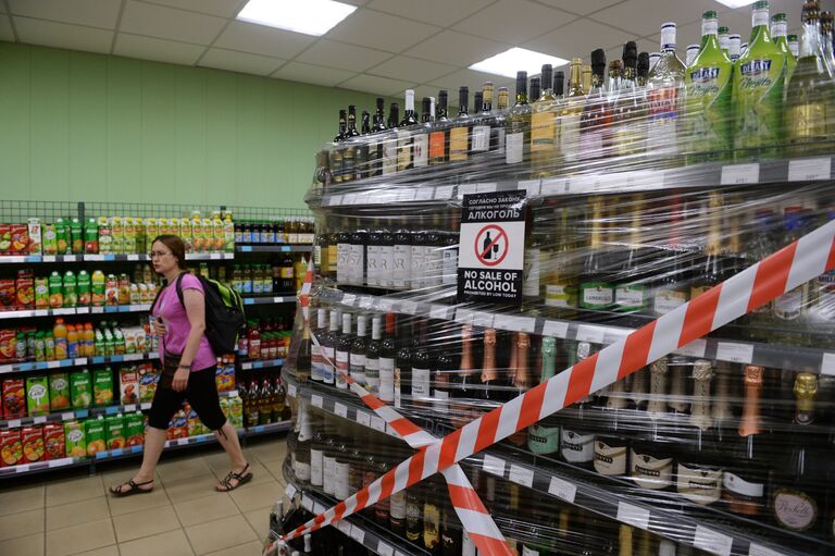 Стеклянные бутылки с алкоголем на витрине магазина в Волгограде Стеклянные бутылки с алкоголем на витрине магазина в Волгограде