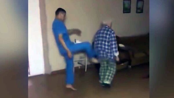 Стоп-кадр видео снятого в психбольнице Магнитогорска, где сотрудники диспансера издевается над больным