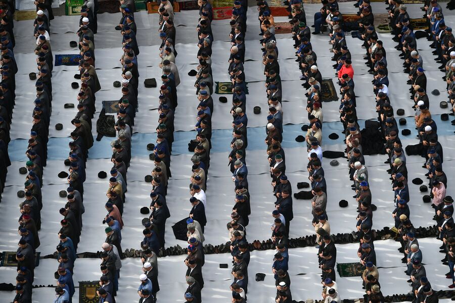 Верующие во время пятничной молитвы на проспекте Идриса Зязикова в Магасе