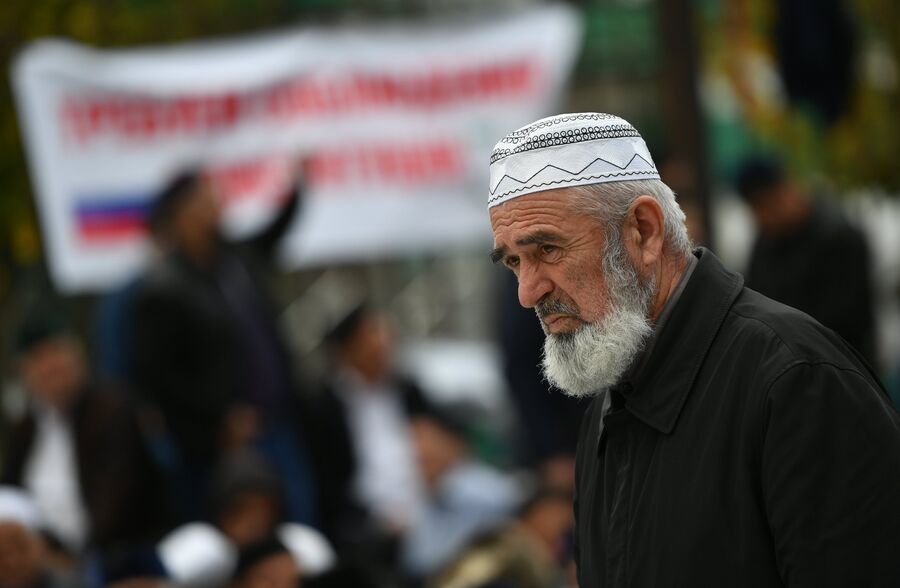 Верующий во время пятничной молитвы на проспекте Идриса Зязикова в Магасе