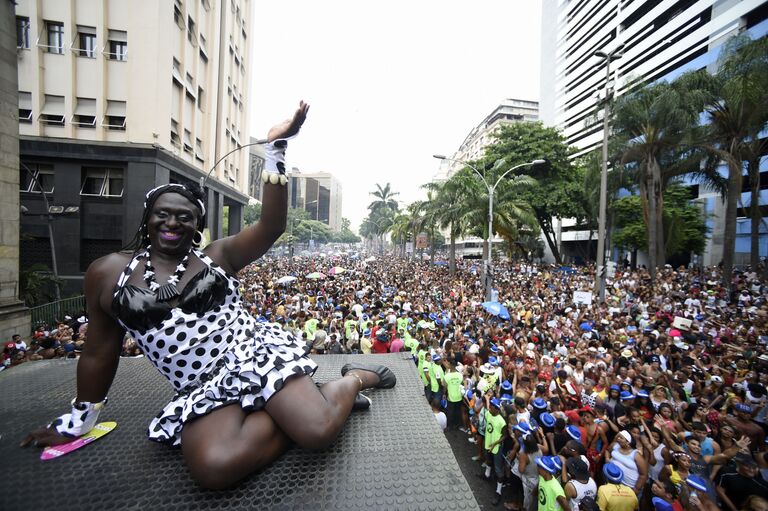 Участники карнавала в Рио-де-Жанейро, Бразилия Участники карнавала в Рио-де-Жанейро, Бразилия